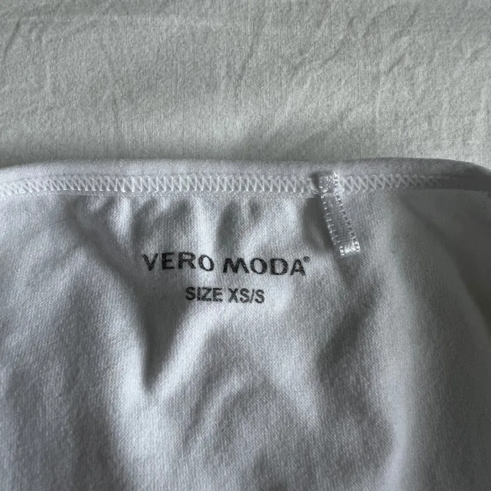 Söt linne från Vero Moda💗Knappt använd men ganska skrynklig för har legat i en låda! Säljer på grund av att den var lite för liten för mig.. Toppar.