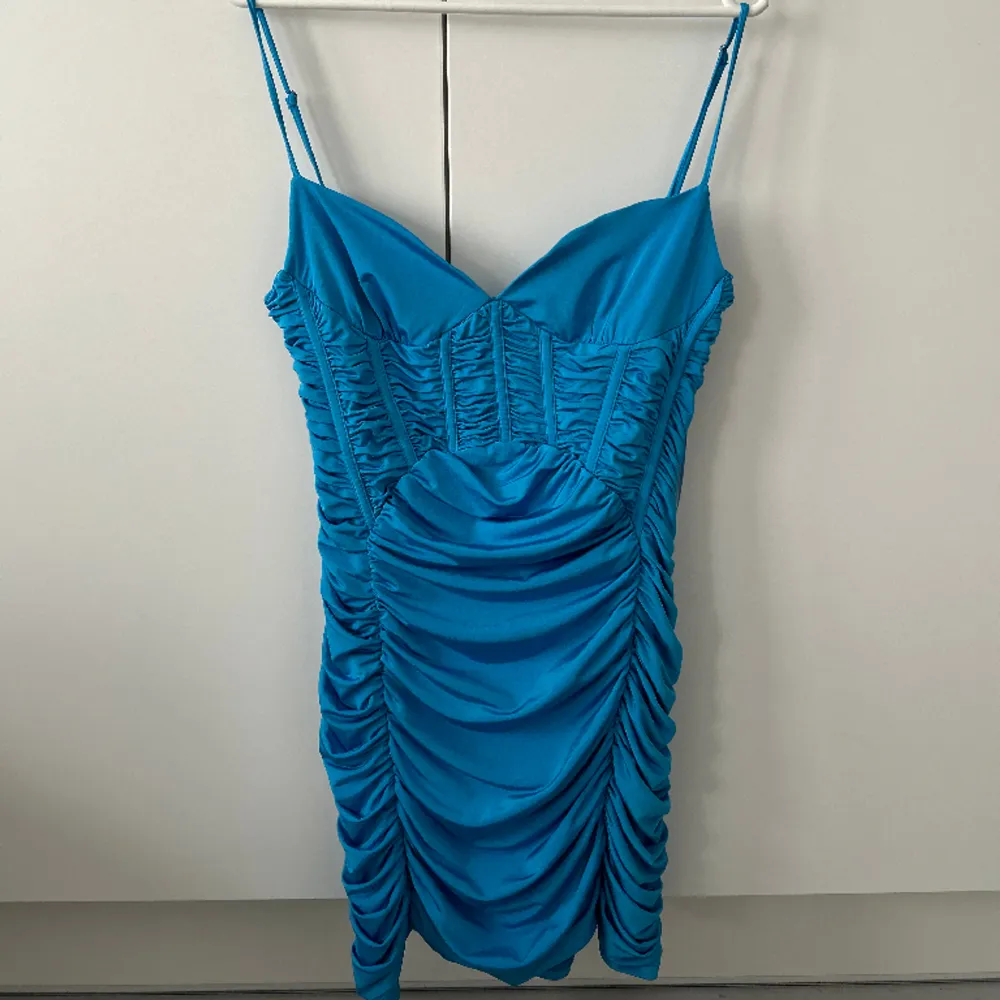 Säljer denna klänning från zara i storlek l men passar även för s/m för 150kr!. Klänningar.