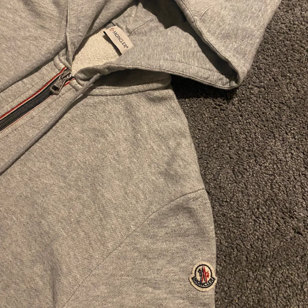 Säljer nu denna moncler zip Hoodie fint skick vill säga 9/10 storlek M men sitter mindre . Hoodies.