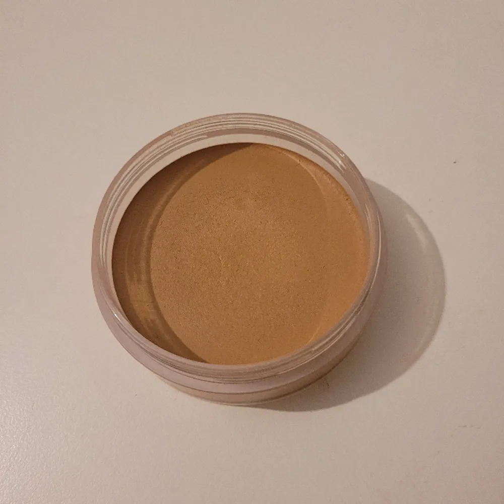 Säljer denna jättefina cream bronzern från Anastasia beverly hills i färgen sun kissed. Endast testad men den var inte riktigt min färg💞 köpt på lyko för 379 kr, är även öppen för byte med någon annan färg om det skulle vara intressant🥰. Övrigt.