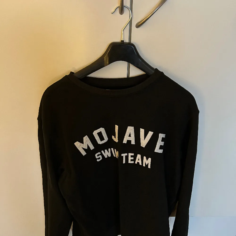 Säljer denna svarta sweatshirt med tryck i storlek L från Lager 157. Mycket bra skick, aldrig använd. . Tröjor & Koftor.