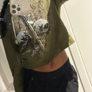 Utban outfitters hoodie  - En slutsåld croppad hoodie från urban outfitters. Köpt för 500kr. Aldrig använd, storlek S men passar även XS. Köp gärna via köp nu.💚⭐️