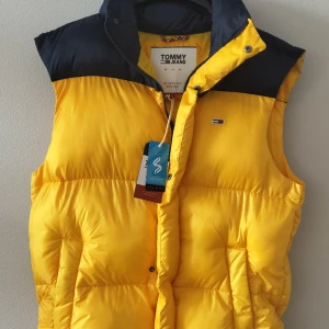 Tommy Hilfiger/Tommy Jeans Puffer Vest Jacket 90's Inspired - Aldrig använd med prislapp! Storlek M