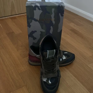 Valentino rockrunners - Grön beige kamouflage med röd baksida skick 9/10 använda fåtal gånger! Skriv för intresse eller fler bilder