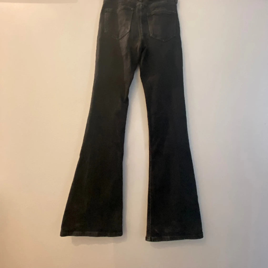 Svarta bootcut jeans  - 90