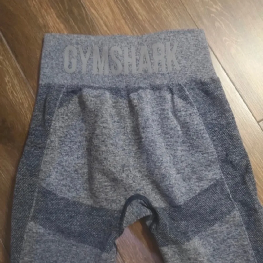 Gråa Gymshark ”flex” träningstights i strl S, skriv för fler bilder och frågor!🩷. Jeans & Byxor.