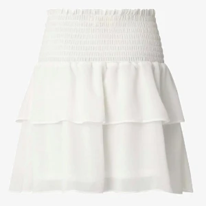 Chelsea kjol  - Superfin volang kjol från chelsea, använd fåtal gånger och bra skick förutom en tråd (bild 2) men inget man tänker på, nypris 449 🩷