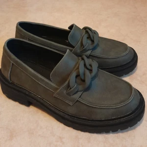 Skor - Nya skor strl.38 ,pris 80 kr 