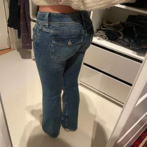 Snygga lågmidjade jeans från Gina tricot Young i st 158🔥 Passar mig som brukar ha st 36 i jeans o är 167cm lång.    Endast använda en gång!