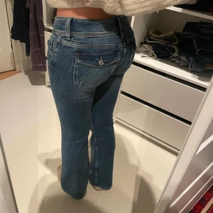 Lågmidjade jeans - Snygga lågmidjade jeans från Gina tricot Young i st 158🔥 Passar mig som brukar ha st 36 i jeans o är 167cm lång.    Endast använda en gång!