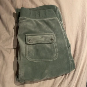 Juicy sett - Nu säljer jag mitt juicy sett. Tröjan är i storlek M och byxorna är i storlek S. 