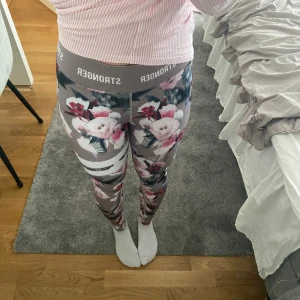 Stronger byxor - Ett par jättefina STRONGER byxor i blommit mönster i storlek xs💐💘 Är i väldigt bra skick och har bara används nån gång( inga tecken på användning)  Säljer dessa träning tights för kommer inte till användning💗 ((Du står för frakt📦))