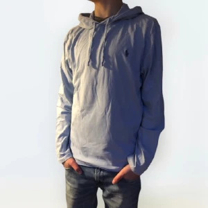 Ralph lauren hoodie - Ritkigt snygg hoodie från Ralph lauren💫 väldigt bra skick utom ett litet hon på ryggen(syns inte)  passar XS.  Modellen är 172  Skriv vid frågor eller funderingar🌟