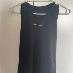 Röhnish linne - Säljer detta träningslinne från röhnisch då det inte kommer till användning. Använt ca 2ggr. Väldigt bra skick och inga tecken på användning. Storlek XS. Säljer för 150kr + frakt💓