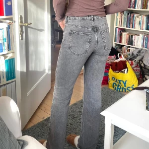 Gråa jeans från Gina tricot    - 🩶🩶