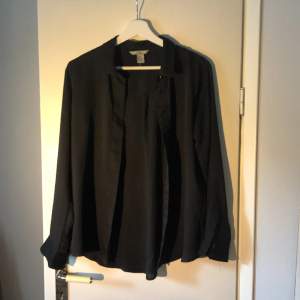 Jättefin svart skjorta, har bara använt några gånger. Storlek 38, men passar mig som använder storlek 34 väldigt bra