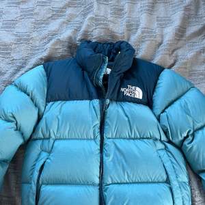 Jacka från the north face. Köptes förra vintern men säljer nu för att jag inte får andvändning av den. Storlek M men passar mig med storlek Xs/S. Köptes för 2200kr på junkyard. Skriv gärna för fler bilder eller frågor💞