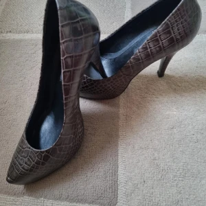 Shoes - Very beautiful in very good condition used like new