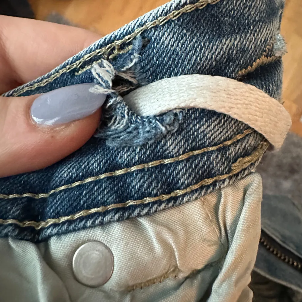 Säljer dessa jeans som jag inte använder! Jättefina men jag har lagt till en ”invisible belt” däe av pris . Jeans & Byxor.