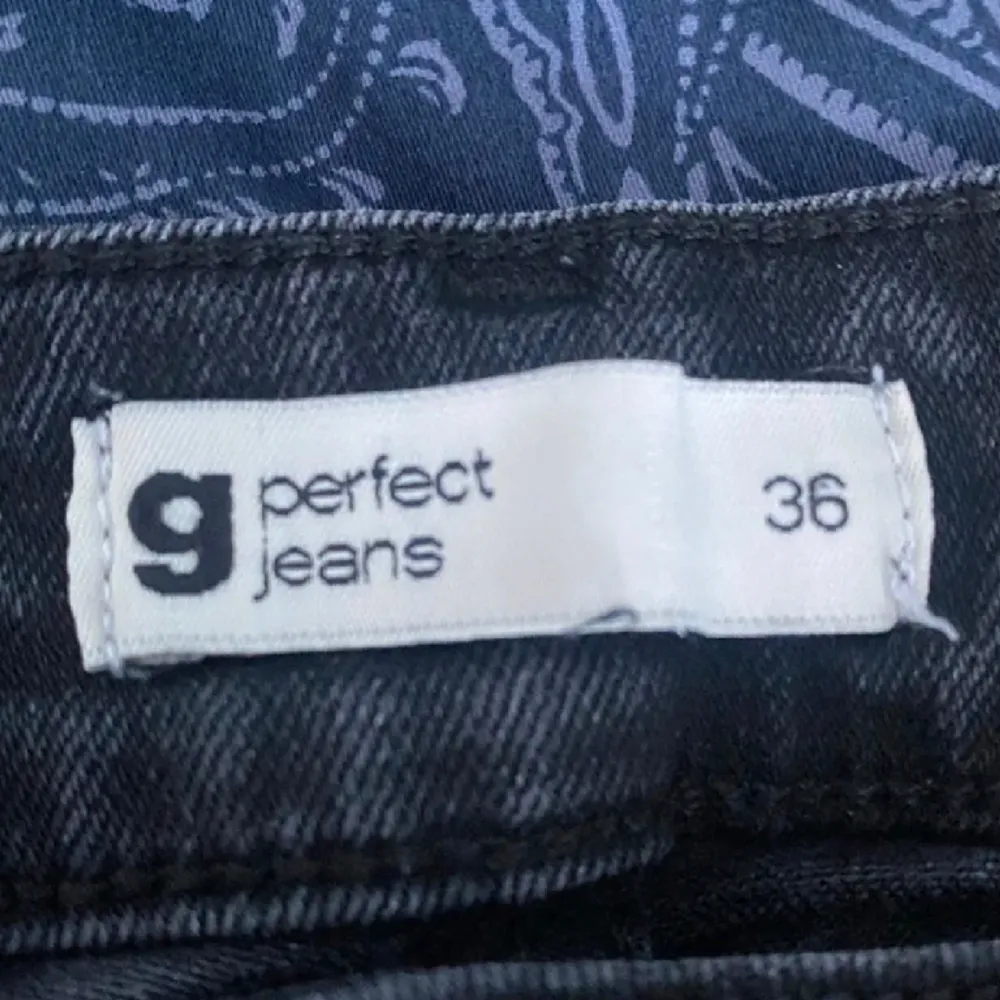 Säljer mina bootcut jeans från gina pga att de har blivit för små, dm vid intresse💓. Jeans & Byxor.