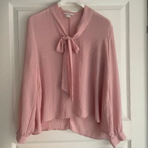 Blus  - Säljer denna super söta blusen från hm. Storlek 40 men sitter som en S/M. Säljer pågrund av att den är för liten för mig!🩷