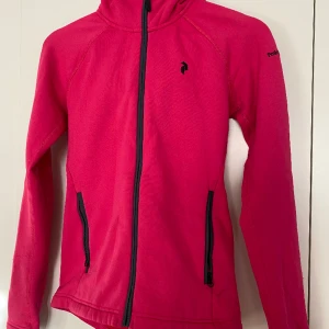 Peak Performance fleece 💗 - Så snygg fleecejacka från Peak performance! Bra skick och sitter så snyggt på💞