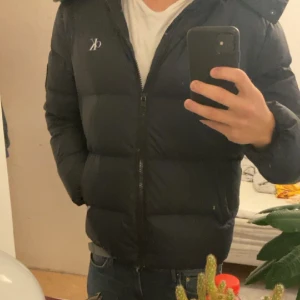 Calvin Klein jacka - Säljer min calvin klein jacka eftersom jag har tröttnat på den. Den är självklart äkta och är i väldigt bra skick. Nypris är 2100 kr