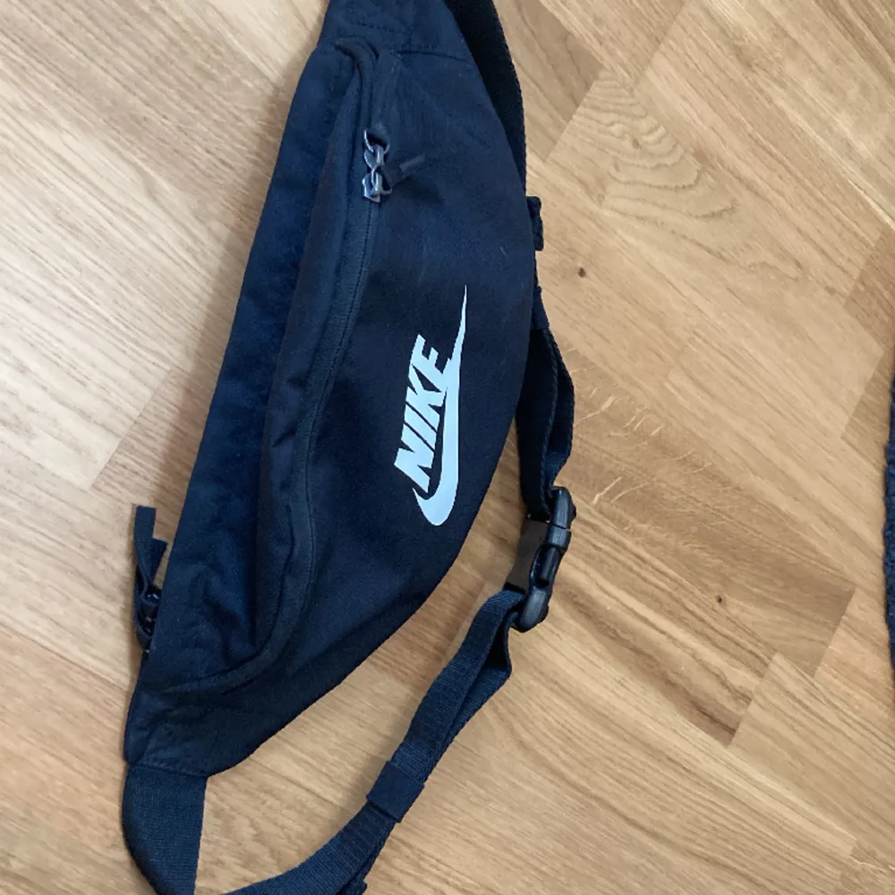 Säljer min Nike midjeväska då den inte kommer till användning längre. Knappt använd. Ser ut som ny. Har två fack (eller tre om man räknar med innerfacket i ena fickan som är av nät typ) Hör av dig vid frågor eller flera bilder. Nypris cirka 300.. Accessoarer.