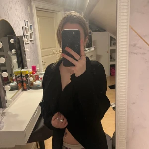 Svart kappa  - Svart kappa som man knyter baktill eller framtill från bikbok, använd några gånger men inte mycket alls, fint skick