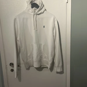 Ralp lauren hoodie  - För liten för mig men bra skick pris kan diskuteras. 