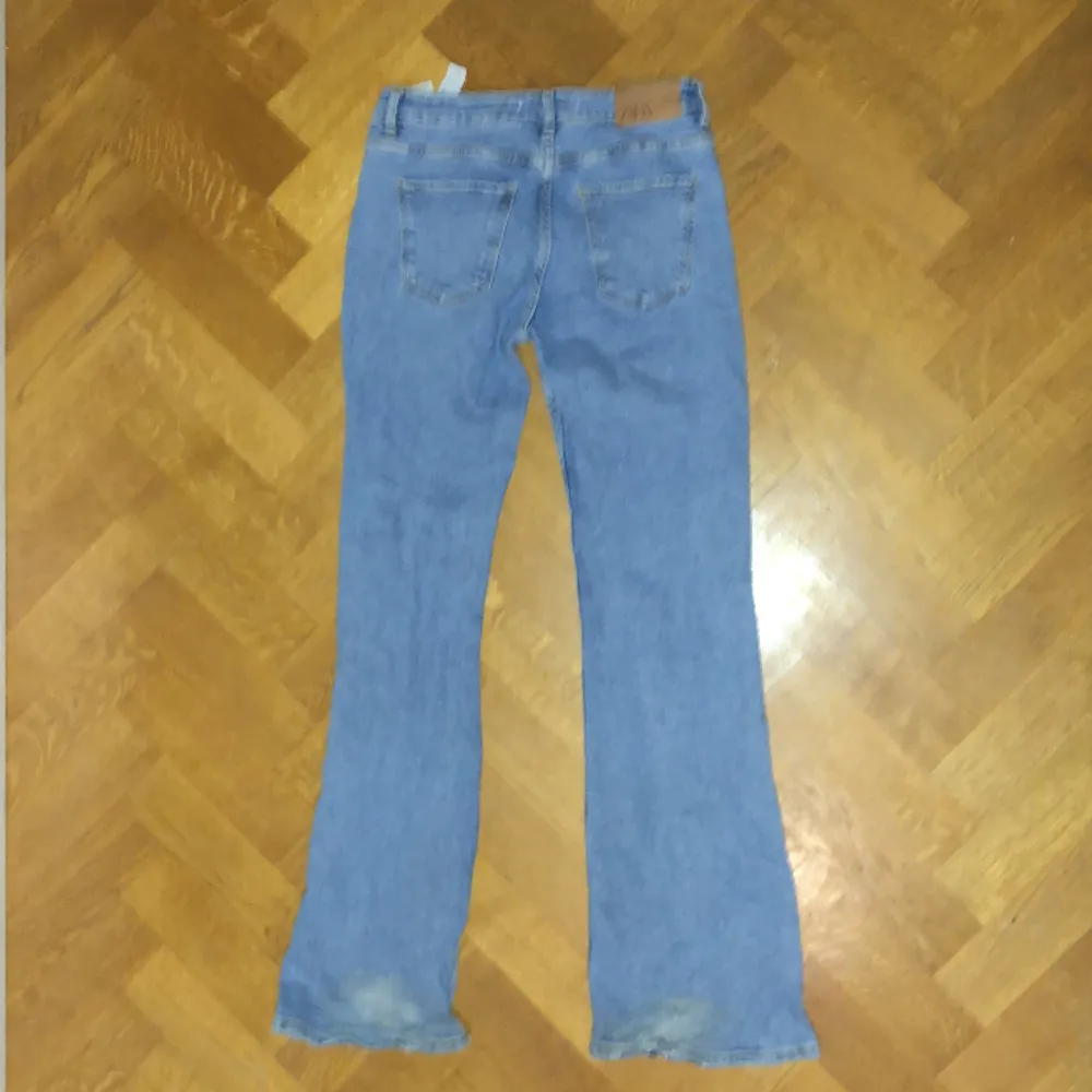 Snygga jeans från zara!! 🌟 Använt ett par gånger, lite slitna där nere men bra skick ändå 💗. Jeans & Byxor.