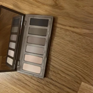 Naked 2 mini palette  - Helt oanvänd. Neutrala färger som kan använda som ögonskugga eller till ögonbrynen om man vill 🌸🥰 har andra favoriter så väljer att sälja denna. 
