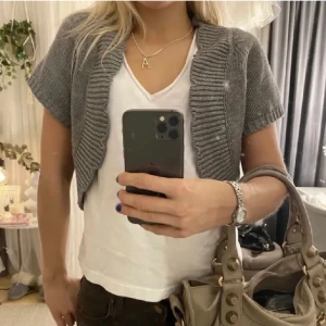 Bolero - Supersöt grå/glittrig bolero som jag köpte på plick men har aldrig använt så den är i toppen skick! Den funkar perfekt både till vardags och vid finare tillfällen💞 (bilderna är lånade) 