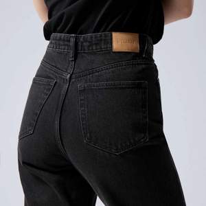 Svarta jeans i modell Rowe.  30/32 men uppklippta till ca längd 30.