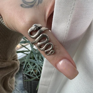 Silverring orm - Silverring från 90talet var väldigt poppis med orm ringar 🐍 vet inte varför men denna har jag haft legat sedan dess. Den är i silver men sliten så man ser inte stämpeln ringen är knäckt på 2 ställen men fullt användbar. Kan skicka mer bilder! 😊