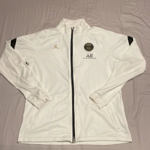 Psg x Jordan tröja  - Paris Saint Germain X Jordan tröja vit.  Storlek L och passar perfekt på mig som är 187 cm. 