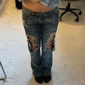 Lågmidjade jeans med hål - Jätte najs slitna lågmidjade jeans med coola fickor, köpta i paris