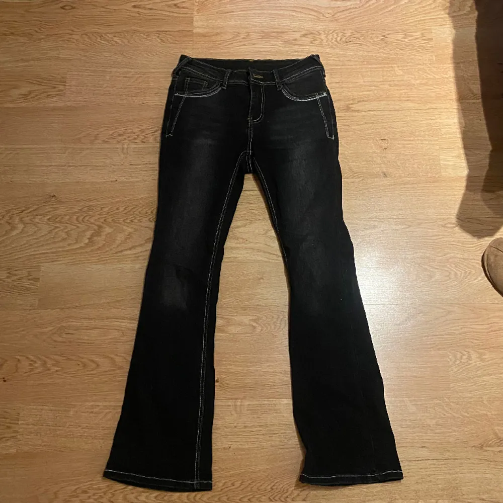 Säljer mina gråa/svarta jeans med detaljer på bakfickan. De kommer ifrån SHEIN. Använda max 5 ggr. I bra skick. . Jeans & Byxor.