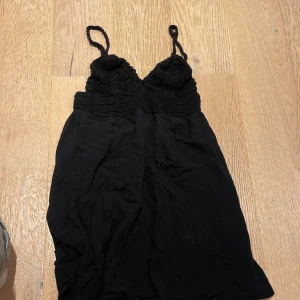 Klänning - Snygg klänning med stickad detalj