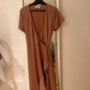 Neo noir klänming - Jättefin klänning ifrån Neo noir!  Bra skick💕