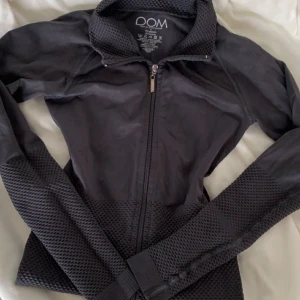 Träningströja, Lululemon dupe , Zipup - Säljer denna nästan helt oanvända zip up träningströjan med tight passform! Liknar dem kända lululemontröjorna! Denna tröja drar åt mycket i midjan, den har även långa armar! 💕 