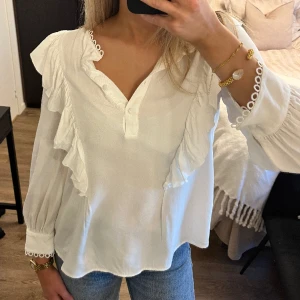 Blus - Söt vit blus från zara i storlek xs💕knappt använd så i bra kvalite