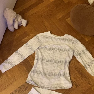 Fin pyjamas som är för liten men användes mycket  - Pyjamasen är tajt och lågmidjad