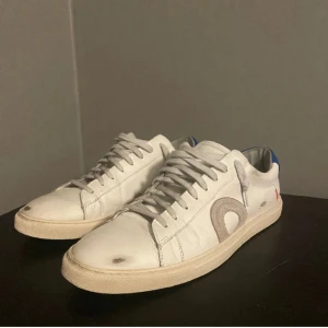 Oliver Cabell  - Ett par Oliver cabell skor som är vit med blå detalj på hälen. Vill möjligtvis byta om ni har något schysst att byta mot. Kostar 3700 ny. 8/10 con. Tveka inte på att höra av er gällande frågor eller så, pris kan diskuteras vid snabb affär