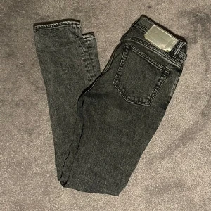 Acne jeans  - Säljer dessa riktigt snygga och kvalitativa acne Jeans med slim fit. Storlek 29 30. Nypris runt 2500kr Riktigt bra skick inga defekter. Han på bilden är cirka 183 cm Hör av er om ni har frågor!