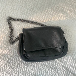 Svart handväska  - Säljer denna väska ifrån zara, fint skick😊