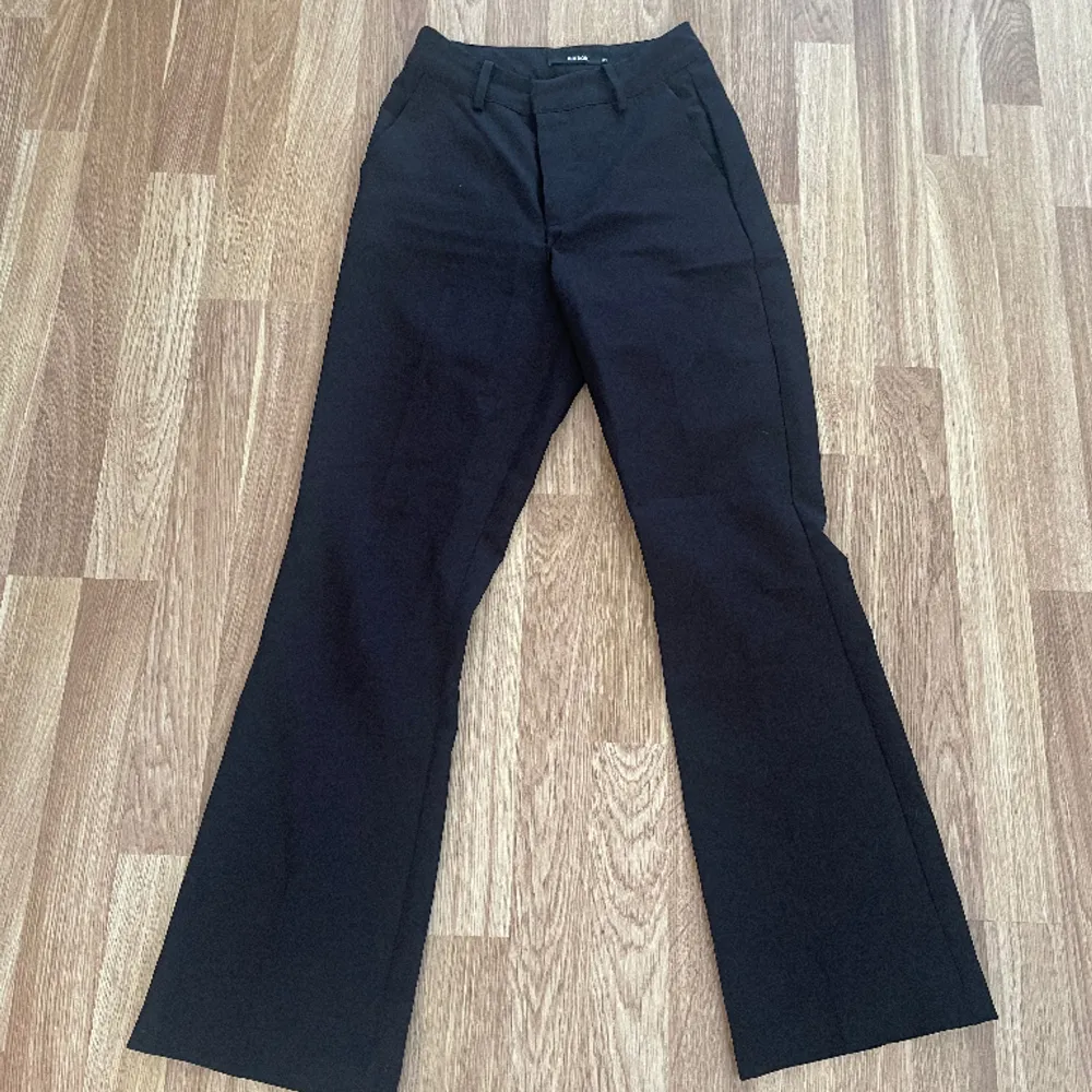 Pw Vilma petite kostymbyxor i storlek 34, från bikbok. Original pris 399kr säljer för 250kr. Har inga defekter . Jeans & Byxor.