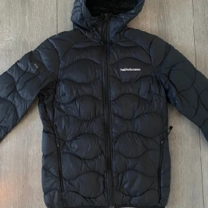 Peak performance jacka - Svart peak performance jacka i storlek S, den har ett hål på ena armen som man ser på bild men jag har sytt igen de så de är inte så synligt, priset är lägre pga de💞💞🥰