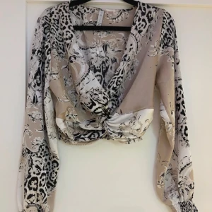 Blus topp - Storlek M passar även S jätte fin satin blus🥰