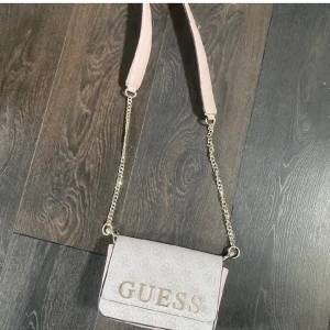 Väska - Rosa guessväska. 399kr aldrig använd, den är från rizzo tidigare accent butike 